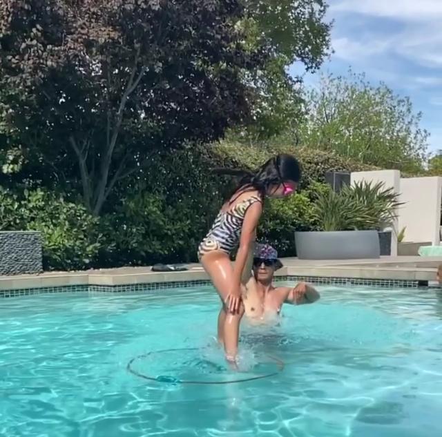 吴彦祖优良基因没浪费！混血女儿美得惊艳，7岁大长腿瞩目似超模