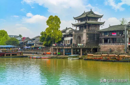 Want to live full of fun, don’t you have to travel to the ancient town and see the picturesque scenery?