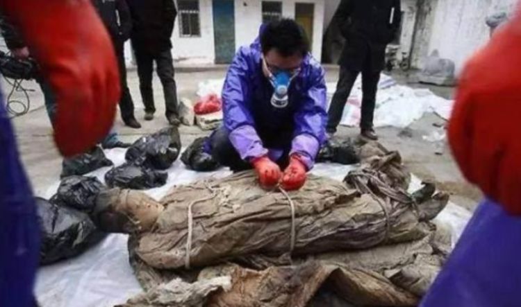 江苏现明朝女尸，百年不腐手上有块绿宝石，专家褪去衣物后：美女