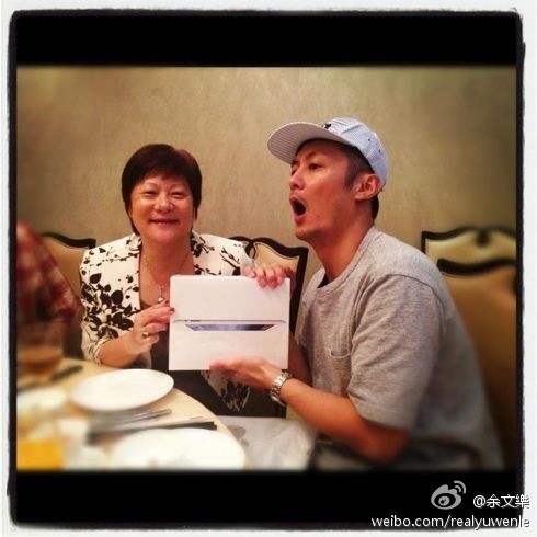 余文樂首曬一家四口合照，半歲女兒正面照曝光，妹妹小臉傲嬌可愛