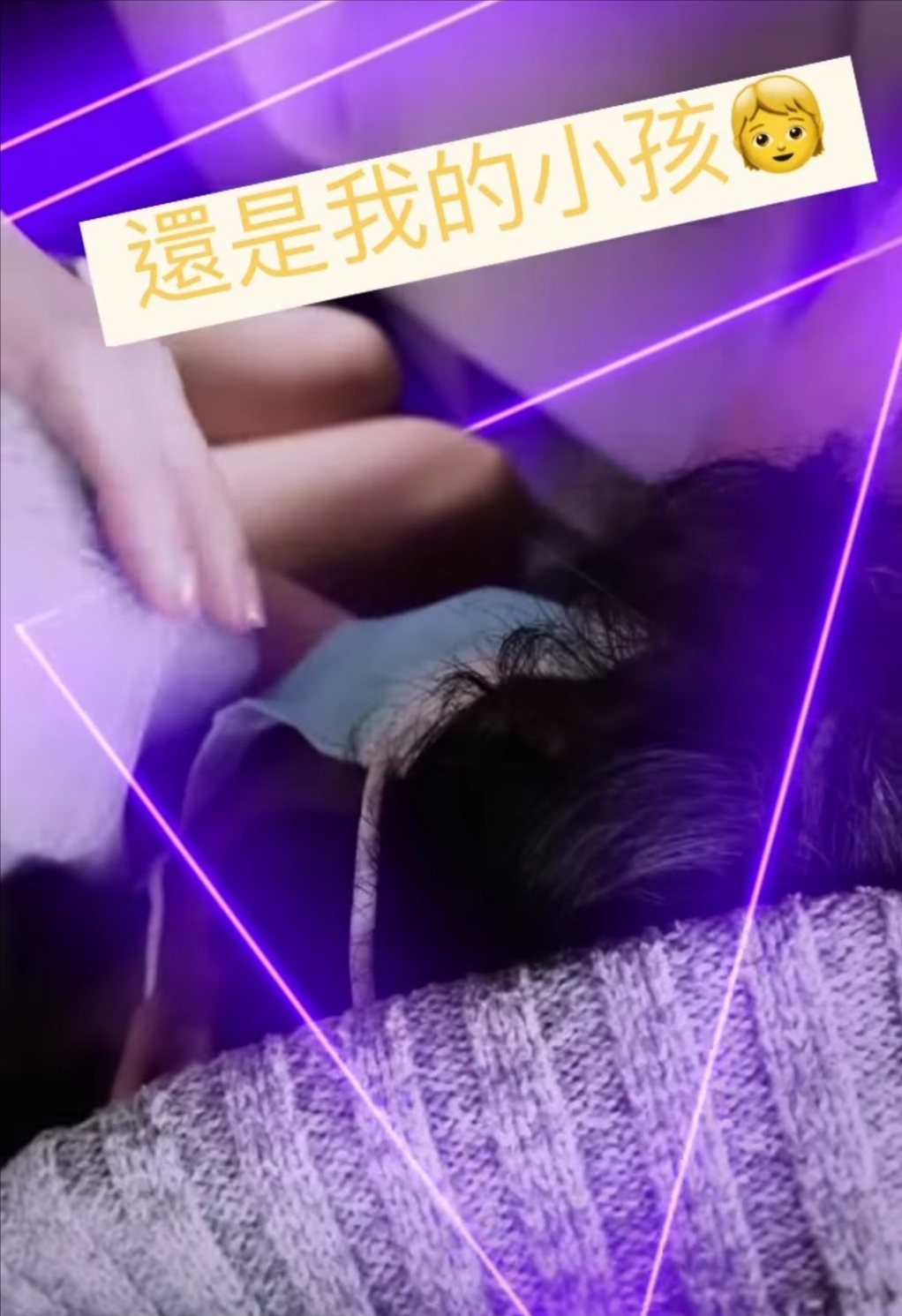 張柏芝曬合影，兩個兒子開心比耶，母子三人清一色大長腿太出眾