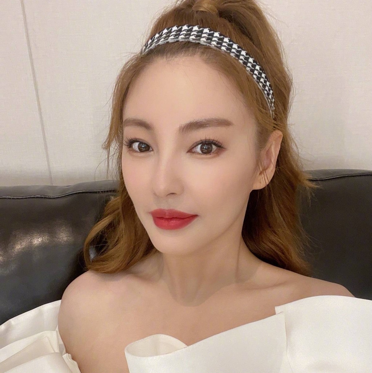 张雨绮上节目认不出胡歌？看到旧照直呼他是谁，网友：故意的吧