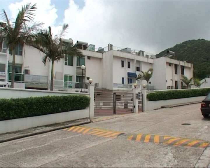 50岁港姐曝近况！曾是阔太住豪宅，因负债千万现与女儿摆摊赚钱