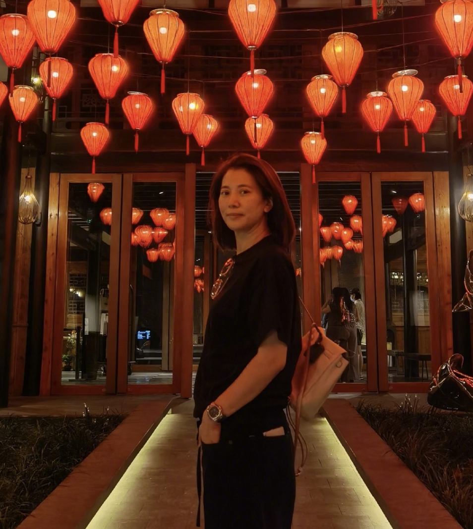 张智霖生日抱春哥后，袁咏仪庆生也紧搂应采儿，被侃夺夫之仇已报