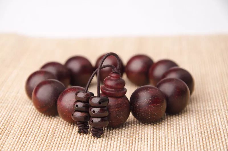 别戴金项链了，有内涵的男人都戴这5种饰品，分分钟帅出新高度！