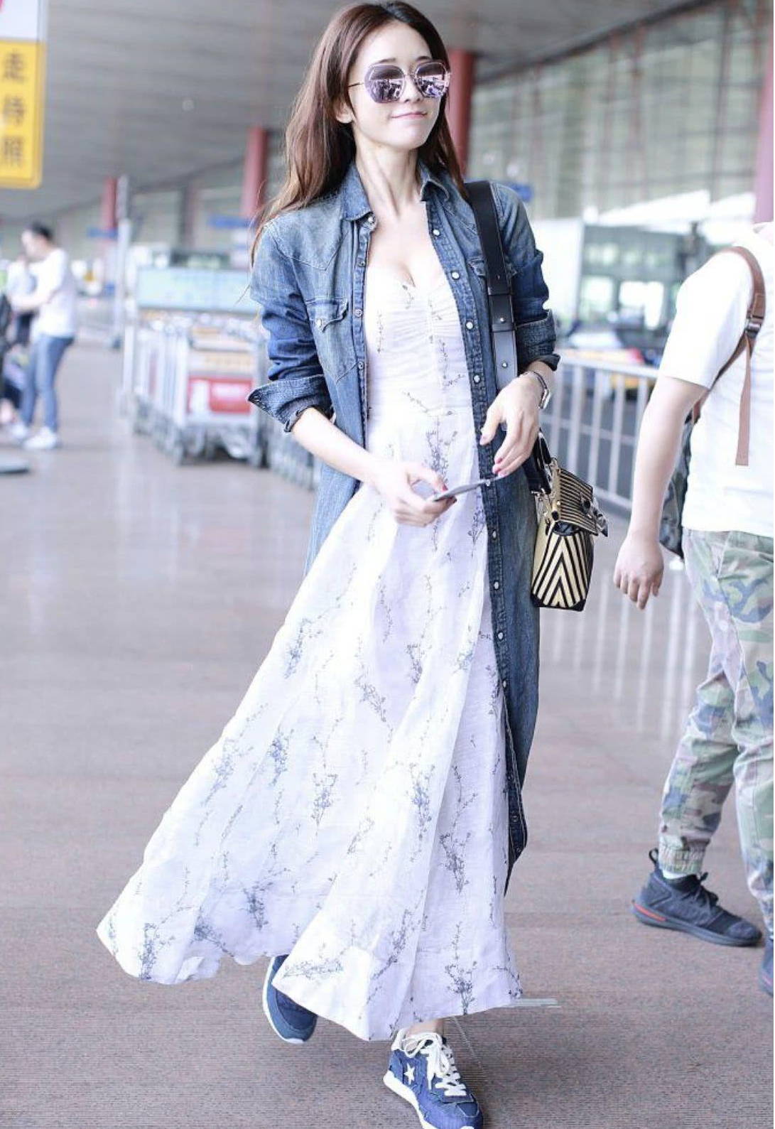 45岁林志玲婚后了不得，牛仔裤这么紧照样穿，简