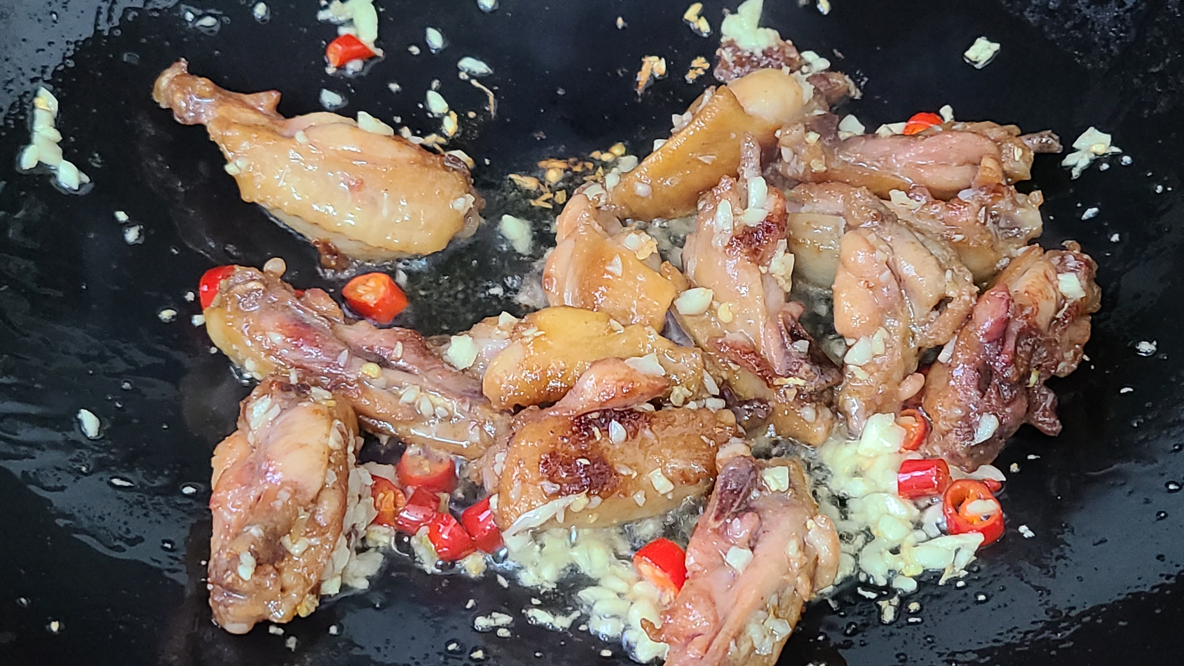 蒜香雞翅，很好吃的一道美食，學會這個家常做法，看著就想吃