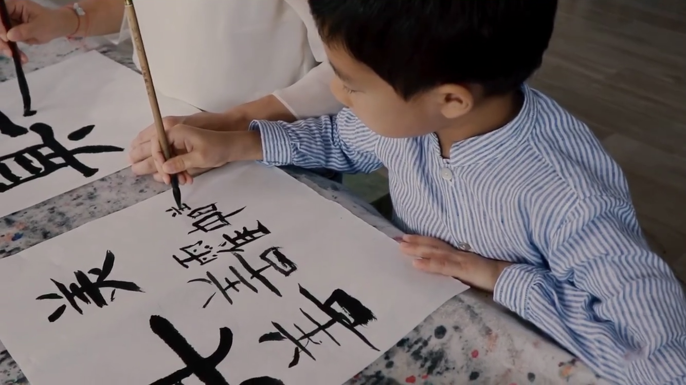 霍啟剛一家三口學畫畫，晶晶認真細緻顯氣質溫婉，霍中曦有模有樣