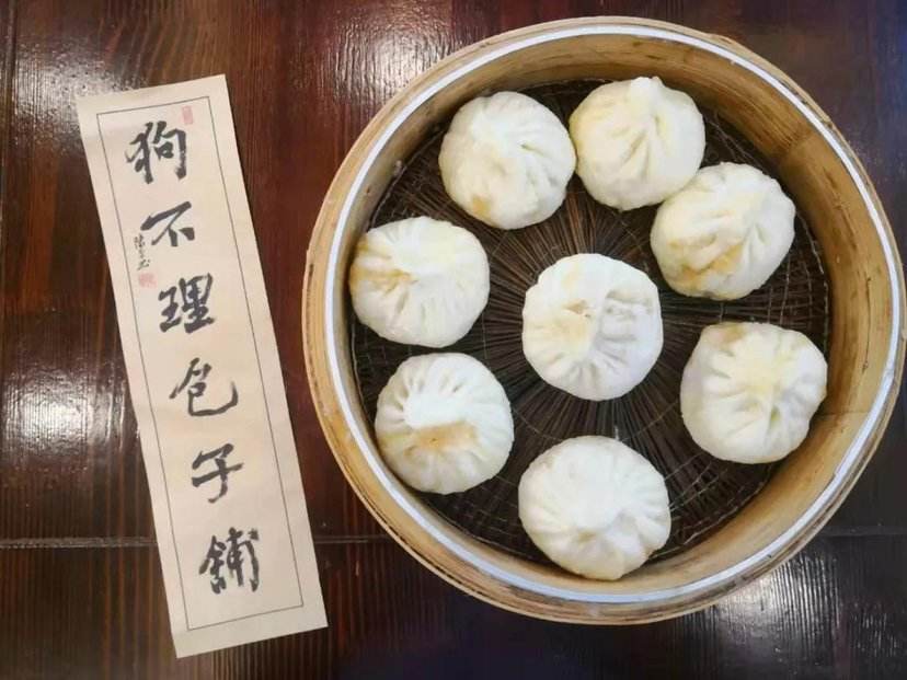 一个包子卖到24元，一碟花生米58元的公司，现在