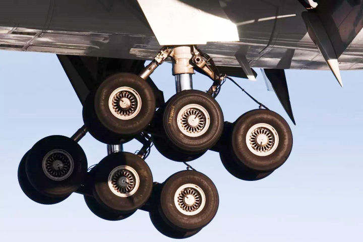 飞机轮子那么小，怎么承受上百吨的大飞机？会不会爆胎？