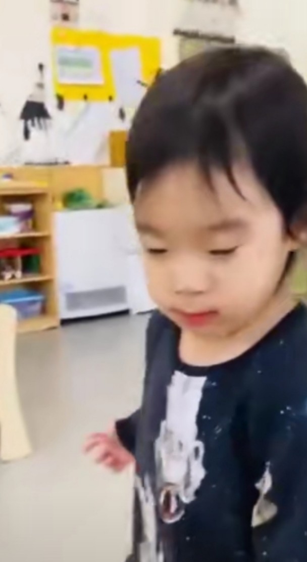 吴京被拍与郭帆聚餐，紧抱资料站街边热聊，还用屁股帮狗仔关车门