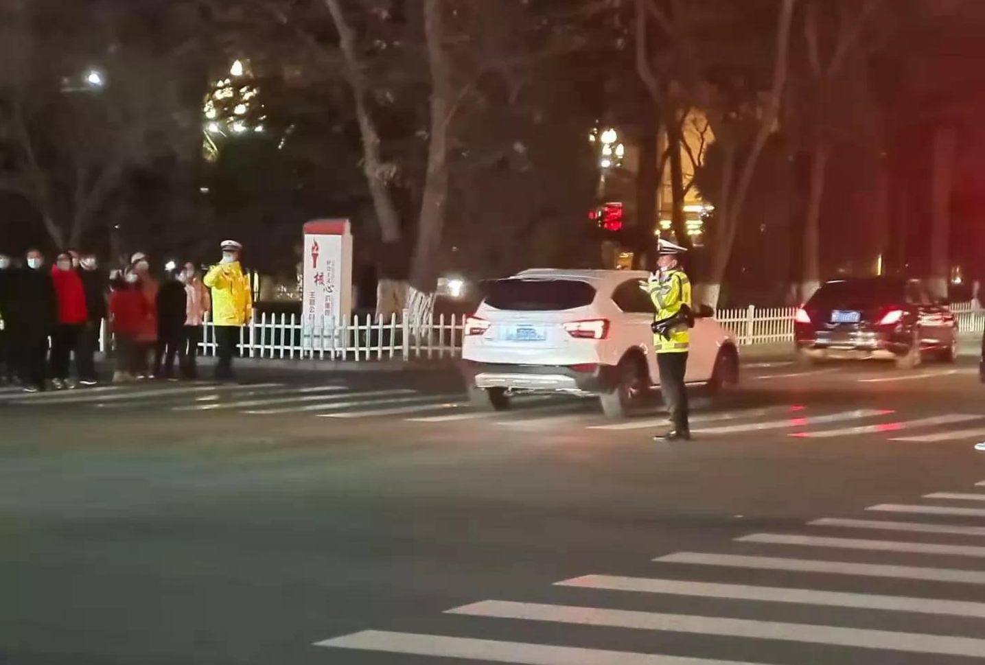 西固交警全力护航西固灯会，圆满完成灯会期间道路交通安全保畅任务