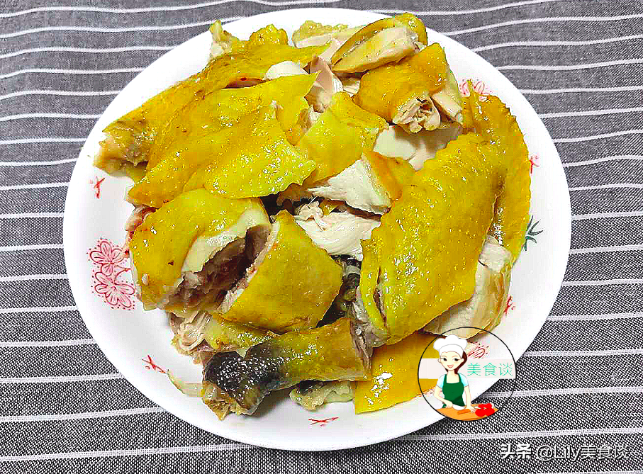 家常鹽焗雞做法，不用埋在鹽堆裡，只需一種調料，跟買的一樣好吃