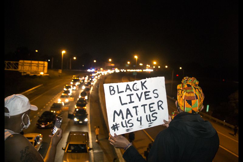 美国新冠疫情死亡突破10万，白宫被迫紧急封锁，关键时刻雪上加霜