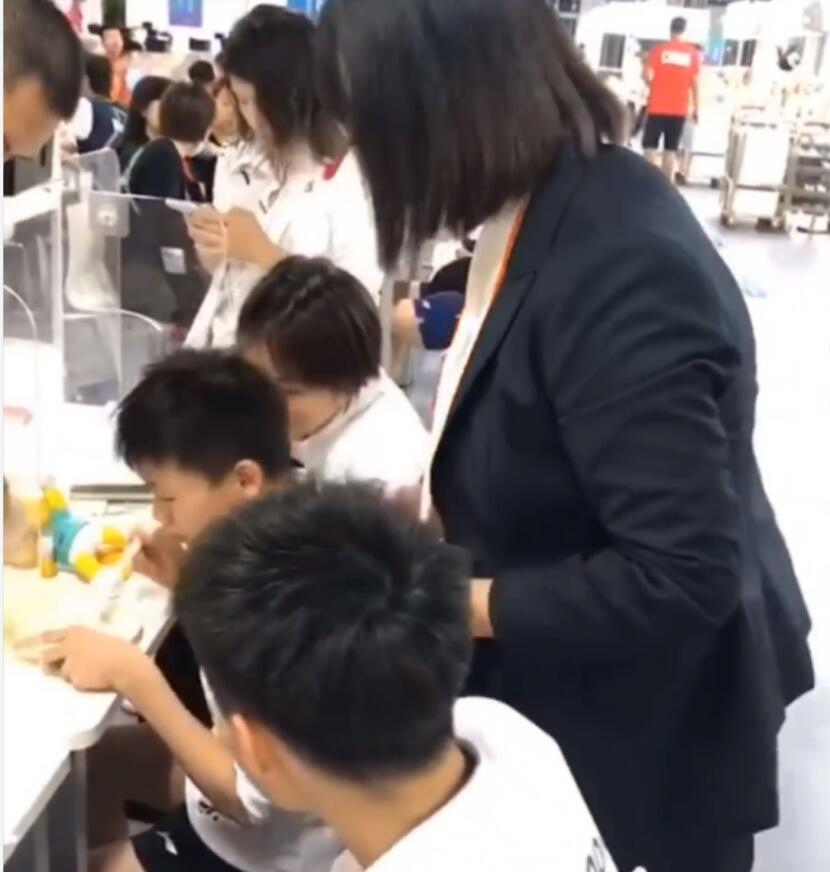 全红婵获赠蛋糕眉开眼笑！队医勒令只吃1小块：红姐郁闷夺回叉子