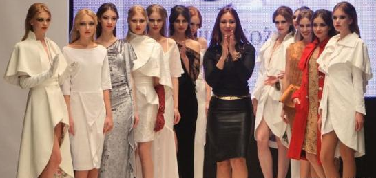 中国又一“巴铁”！街上遍地都是中文标语，美