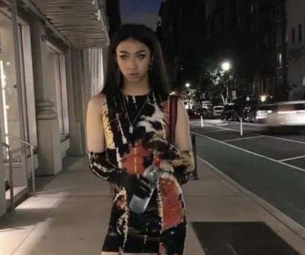 给儿子买国外的学区房，支持18岁儿子穿女装，伊