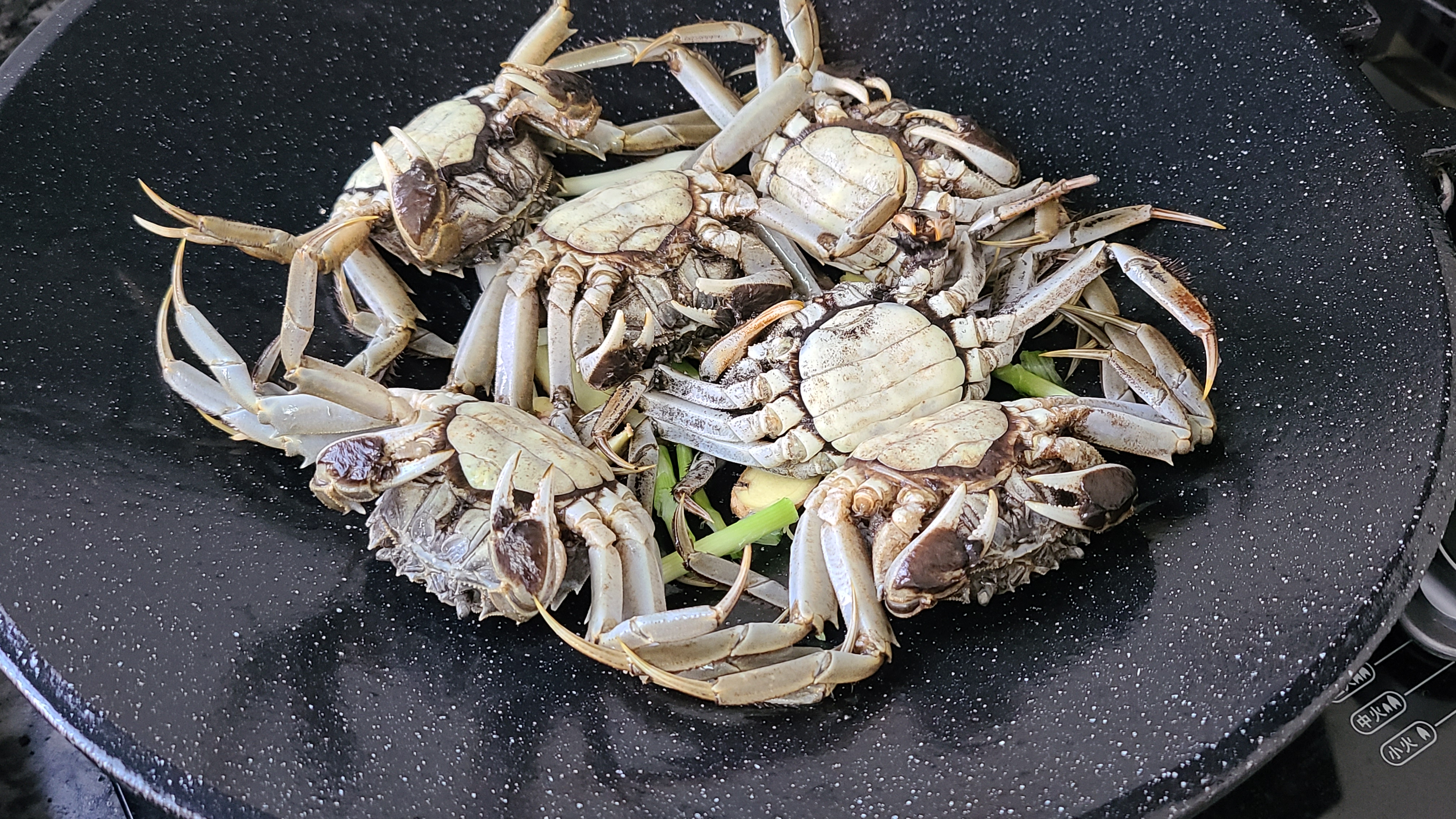 廣東焗螃蟹的做法，簡單好吃香味濃，滿滿的蟹黃看著就饞