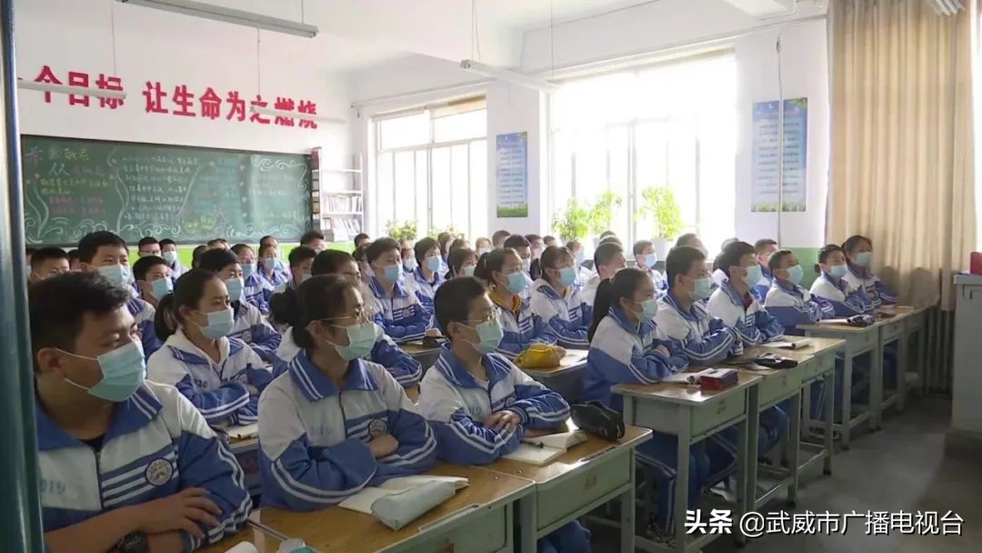 武威第十中學(xué)讓黨史學(xué)習(xí)教育在校園“熱”(圖3) 武威第十中學(xué)讓黨史學(xué)習(xí)教育在校園“熱”(圖3)