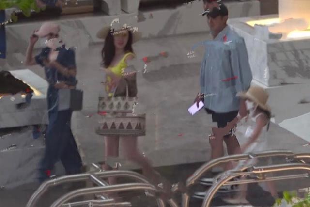 度假一家三亞度假被偶遇，神秘女孩兒現身，再被質疑是霍思燕二胎
