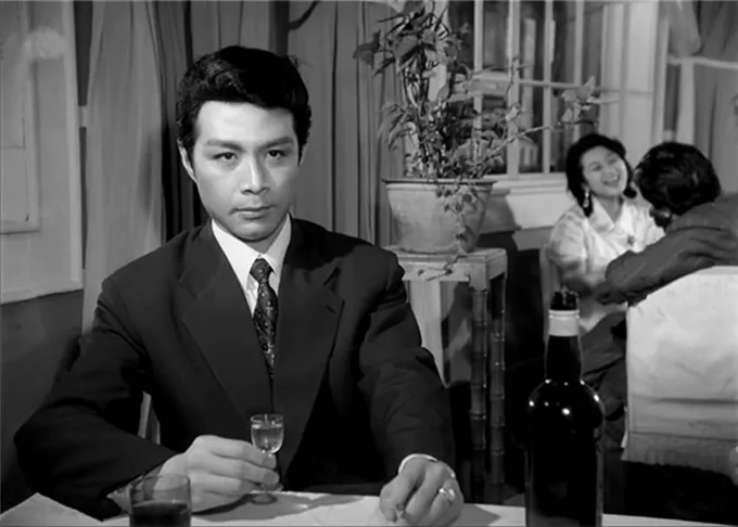 42年前一部谍战片:被誉为《潜伏》的祖师爷,票房高达1.8亿
