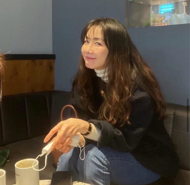 崔智友曬一家三口出遊照，小九歲神秘丈夫充當攝影師為妻女拍照