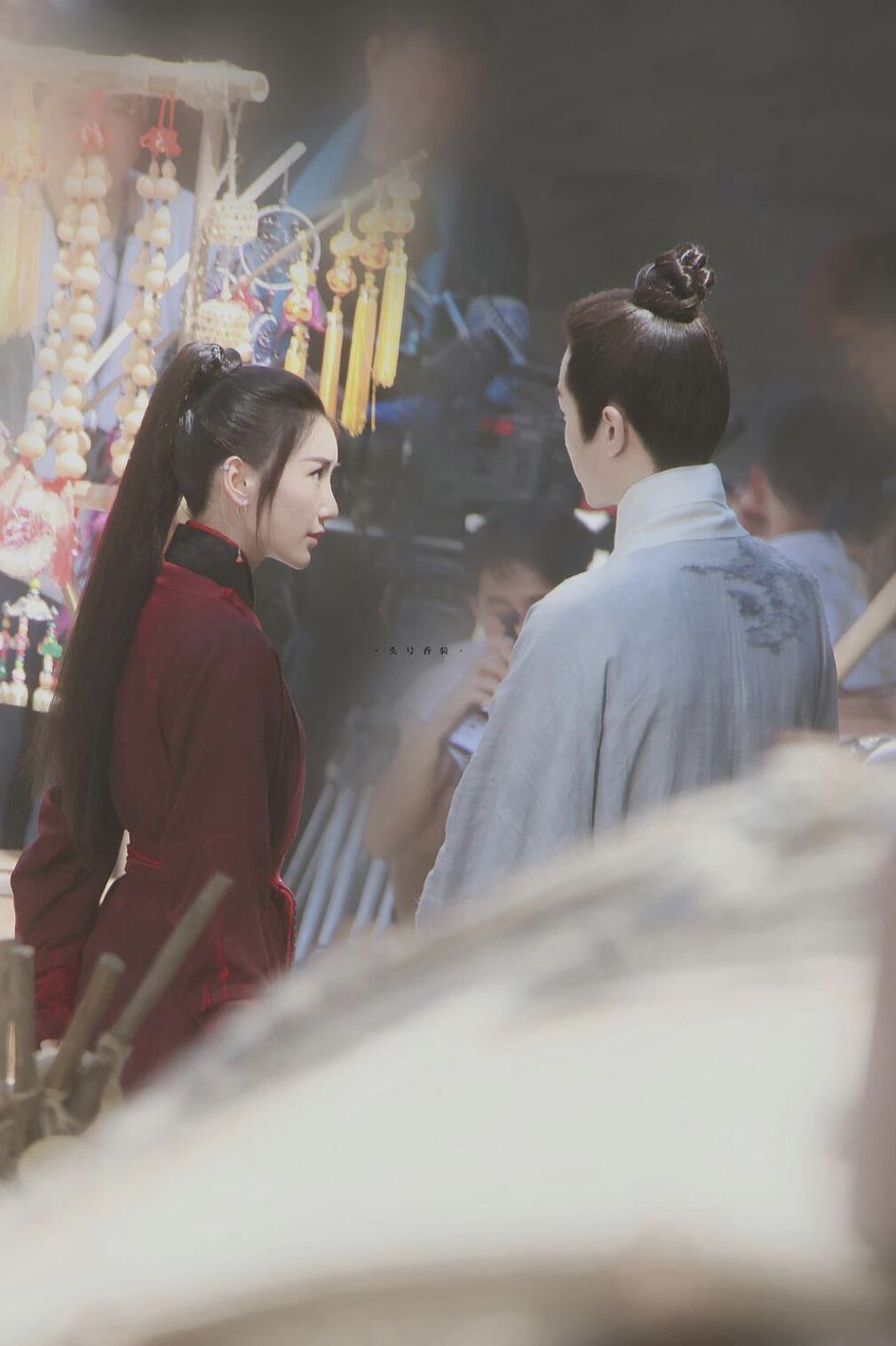 陈晓古装路透照曝光，厚重滤镜难掩帅气，与毛晓彤甜蜜对视好般配