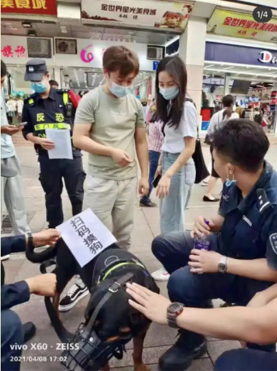 笑爆！警犬出卖色相，送鸡蛋…中国警察为了你不被骗有多拼