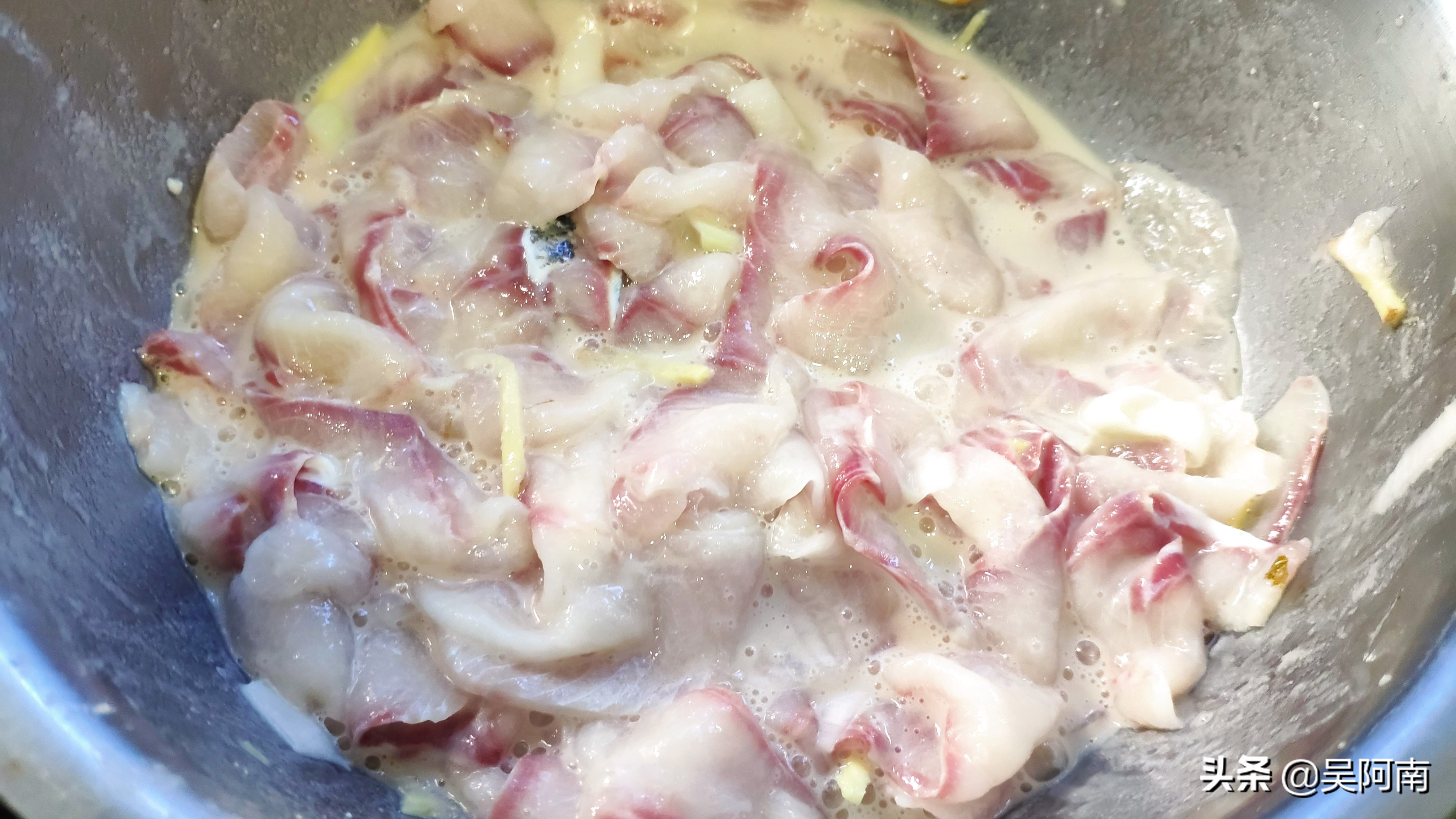 这才是酸菜鱼的正宗做法，鱼片嫩滑，汤汁酸爽，一吃就上瘾