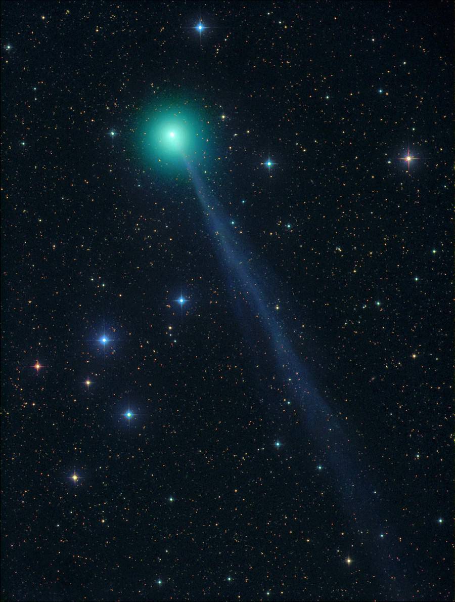 绿巨人归来？不，在夜空划过一道绿光的是颗彗星