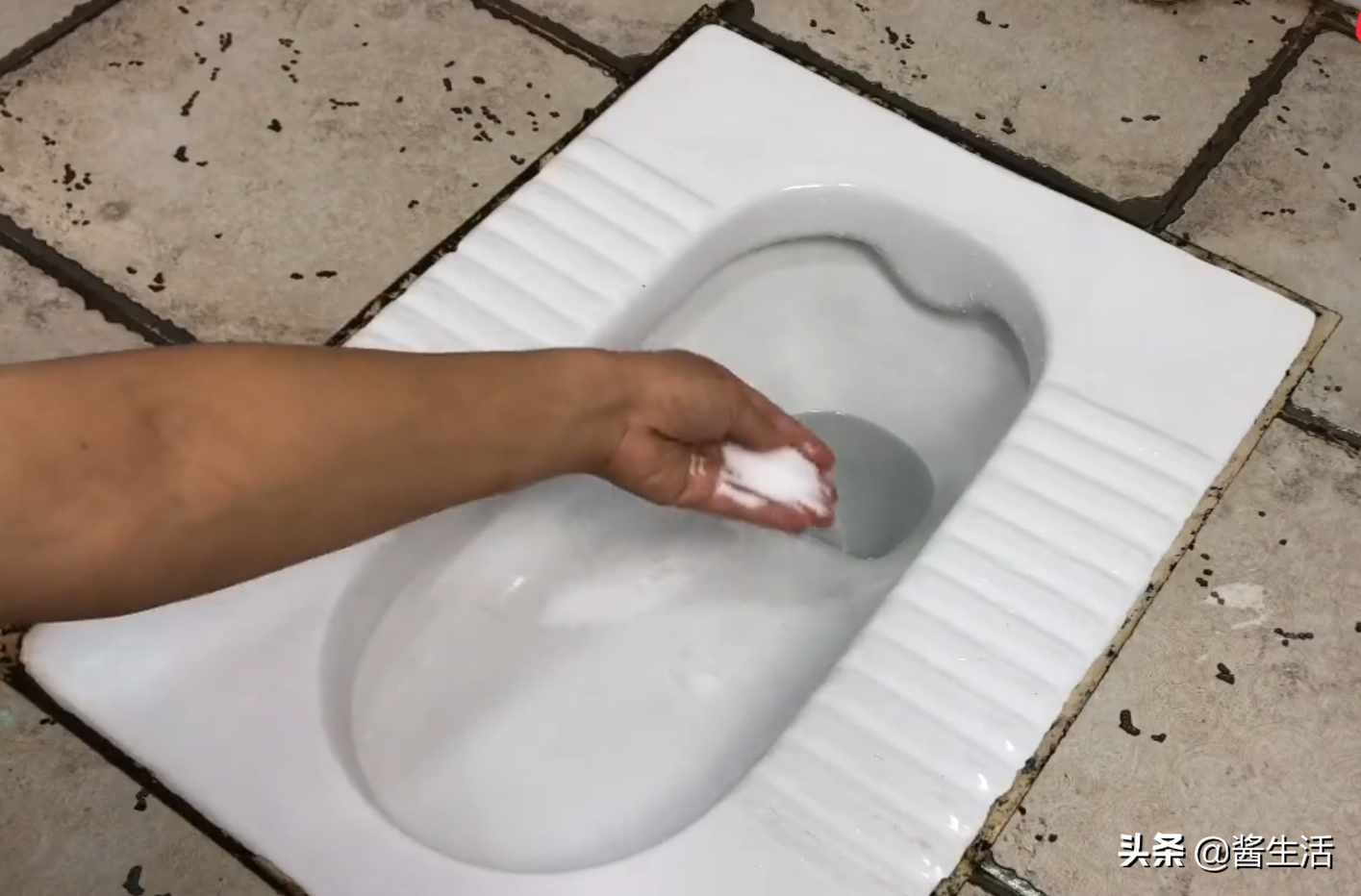 卫生间里放一把食盐，真是太厉害了，一年省下好几百，赶紧试一试