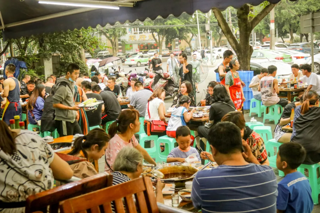 老成都人都认证的美食！麻辣烫、冷锅鱼让你一