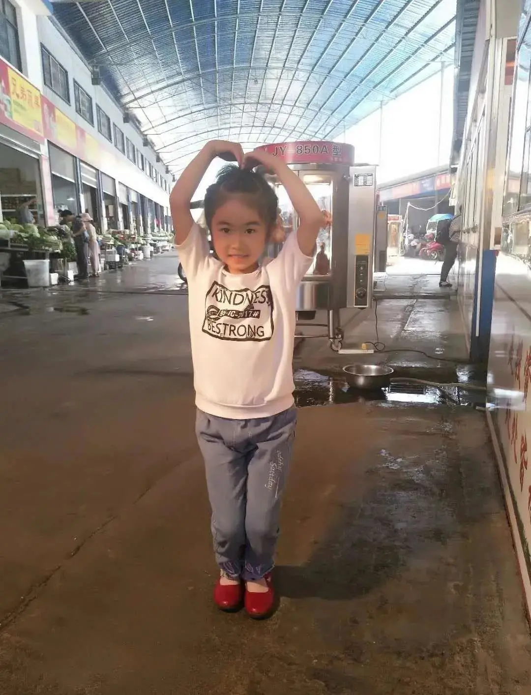 小学生在案板下学习一个月！网友：孩子，你努