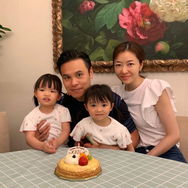 熊黛林老公带家人逛街，双胞胎女儿扎双麻花辫，手拉手拍照好有爱