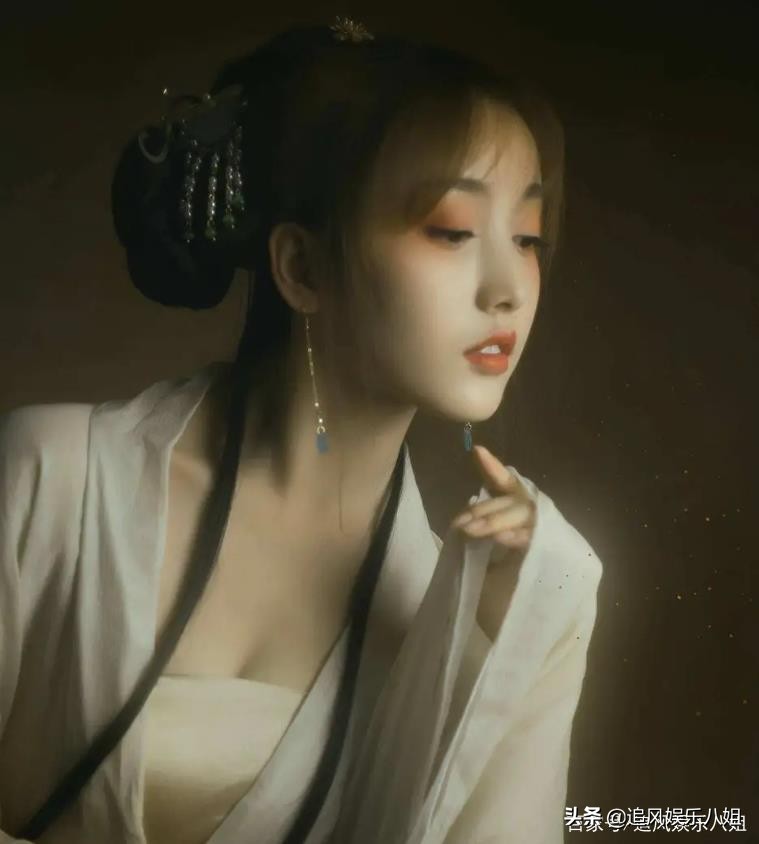 姜姜恋情曝光！共度一夜还玩亲亲，网友：我家白菜被拱了
