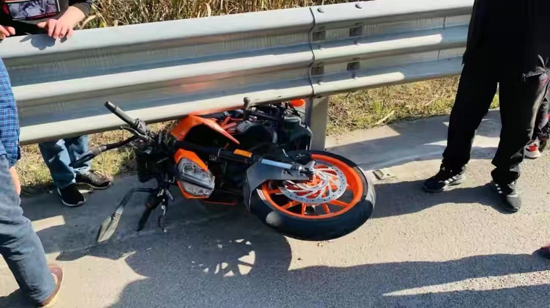 26岁女纹身师骑摩托弯道超车失控头部猛撞护栏身亡现场触目惊心