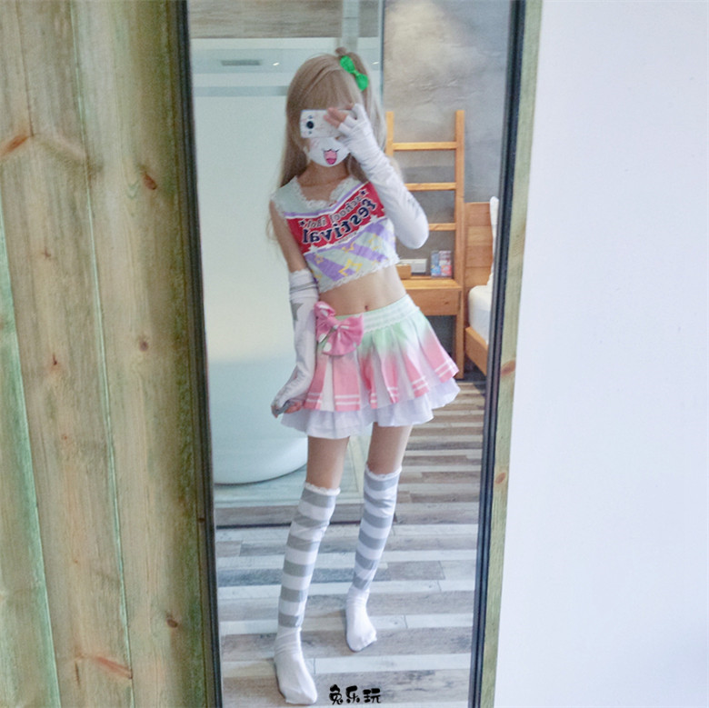 粉红短裙条纹袜，忍不住想咬一口