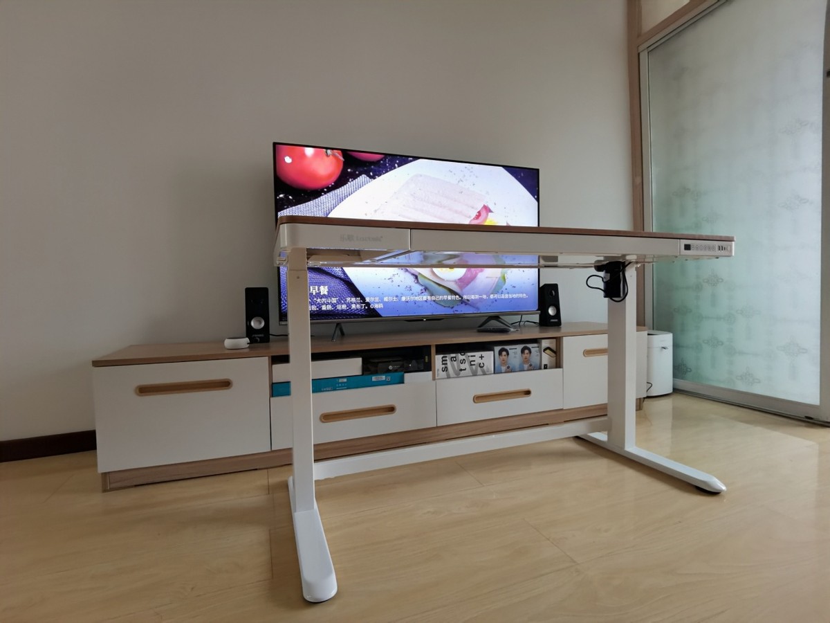 一张桌子满足全家需求，乐歌E5电动升降桌让居家办公更轻松