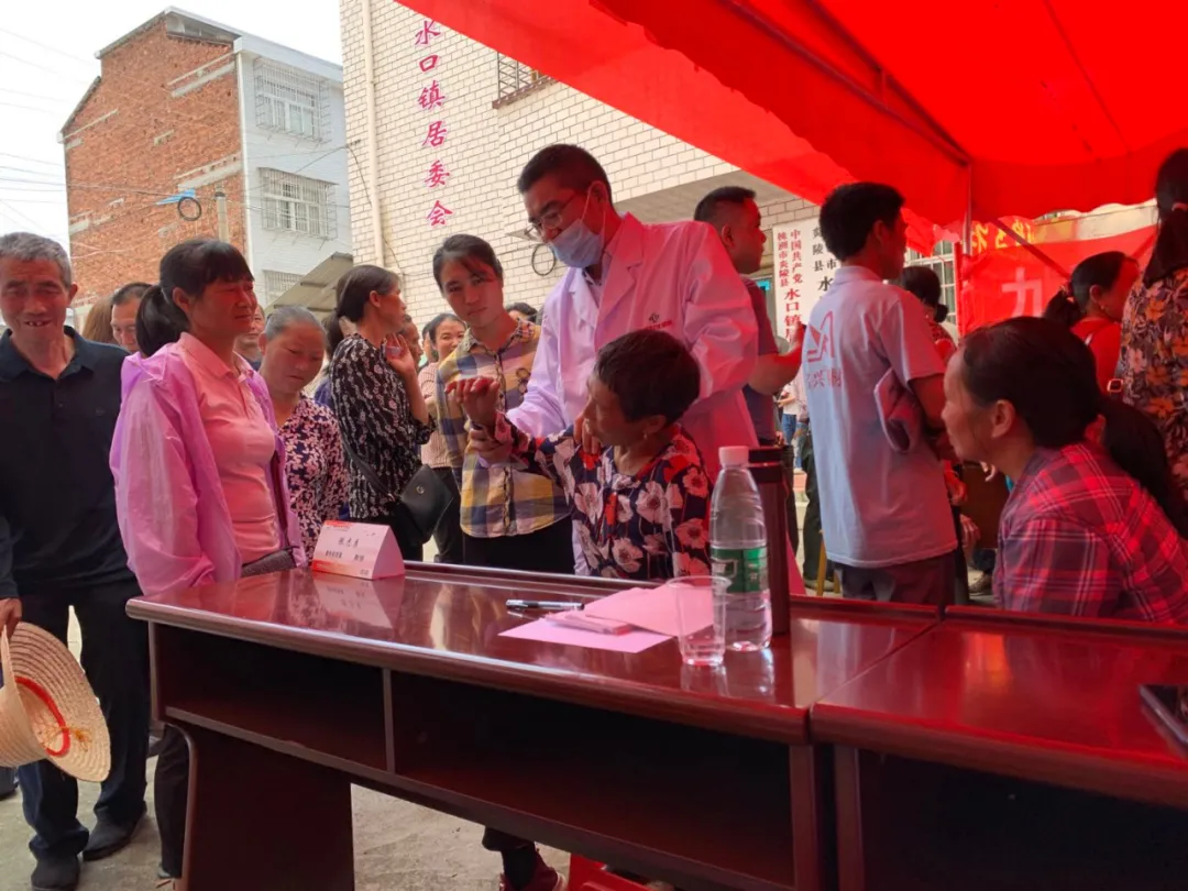 学党史,当先锋,我为群众办实事——炎陵县水口镇义诊、助学活动