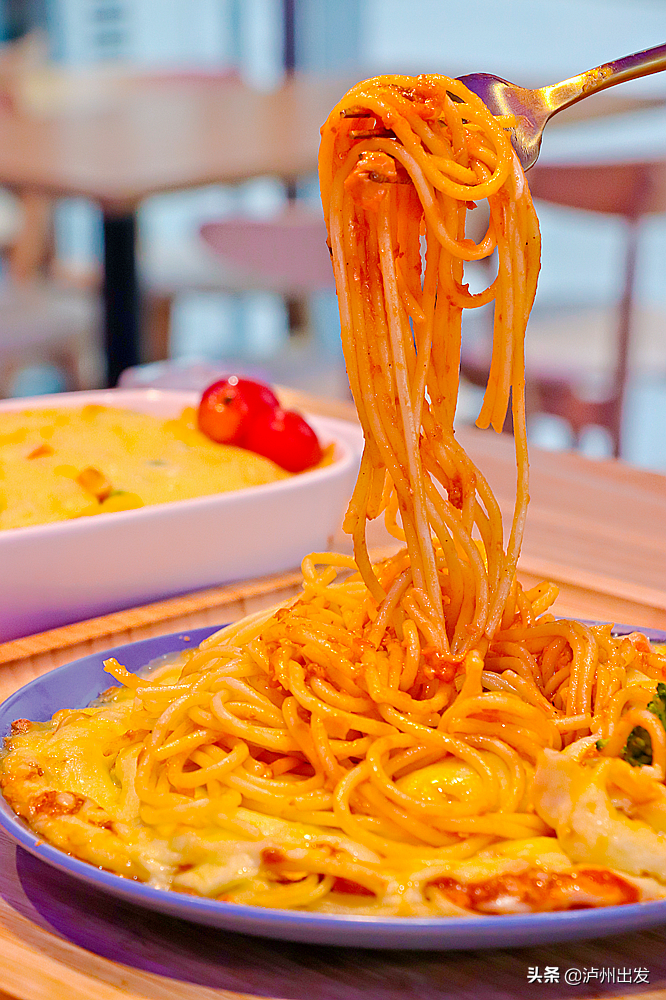 Can pull silk, can shed juice! Lu city Jing shows Aoteman thematic hamburger inn! Adjoining child is greedy cried