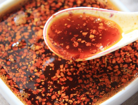 图片[1]-炸辣椒油时 直接浇油是不对的 多加1个小动作 辣椒不糊更香了-起舞食谱网