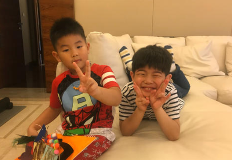 安吉照书养，小鱼儿照猪养，6年过去了，两兄弟的差距一目了然