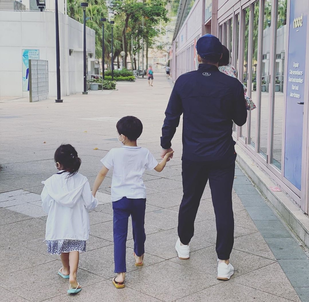 霍啟剛攜三個子女做蛋糕，為郭晶晶慶祝母親節，廚房擁擠超簡樸