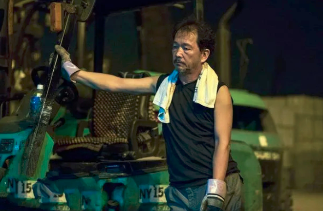 万梓良的不幸史：从影帝到街头"卖丑"，