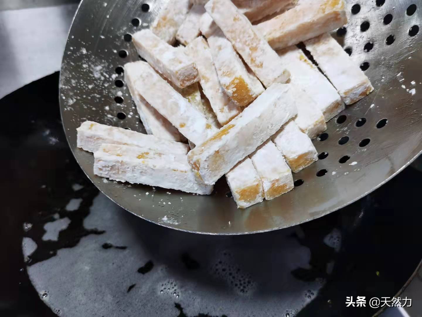 在家也能轻松做出广东名菜蛋黄焗南瓜，详细经验干货做法，收藏了