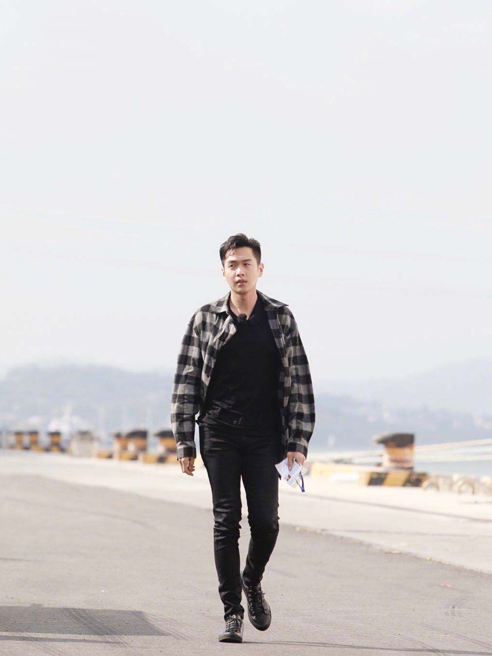 " star great detective " the line on graph going to work, bai Jingting wears joining together business suit, he Gui is whiten garment male god