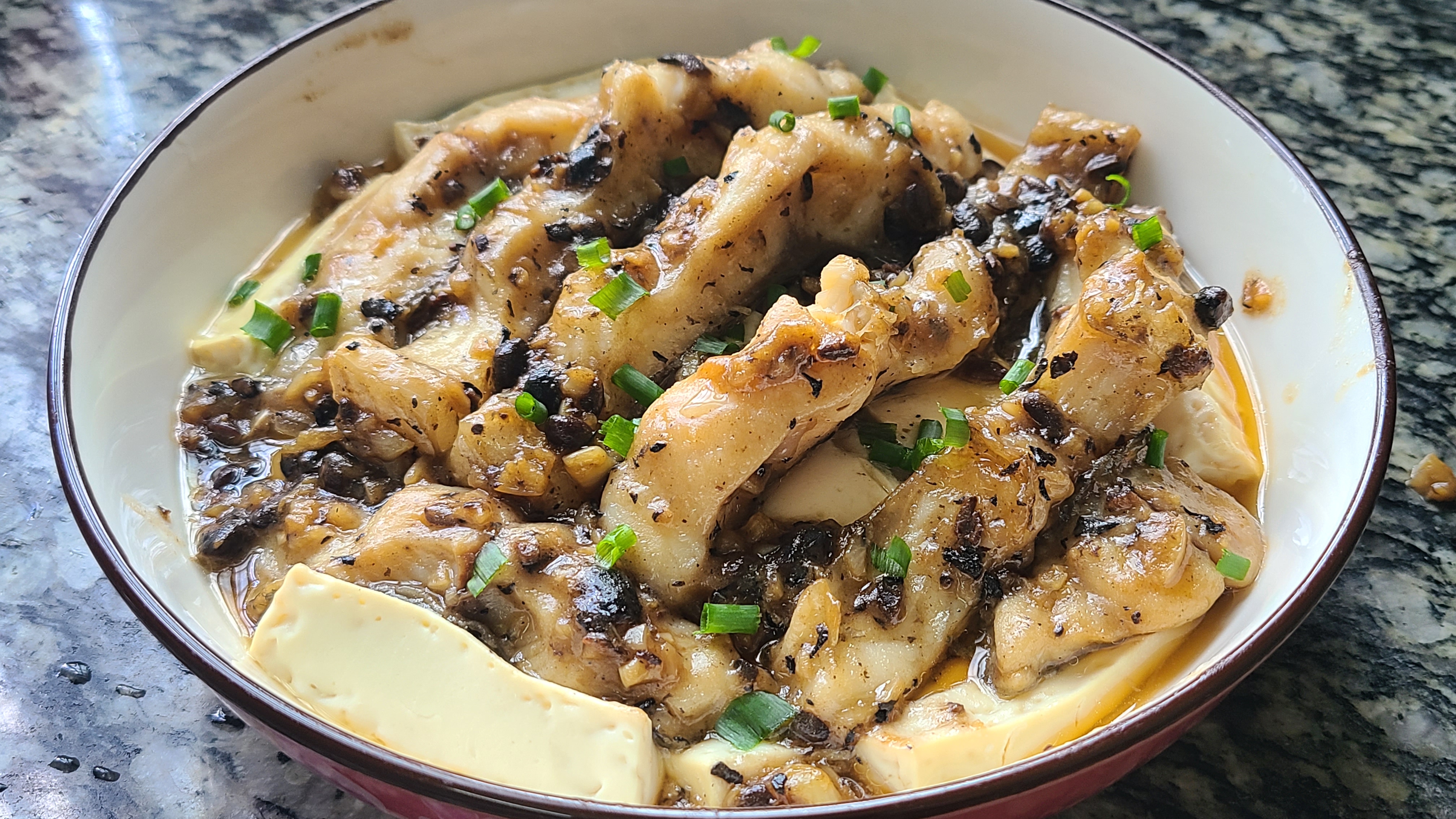 豆腐蒸鱼腩，广东人做出来就是好吃，香味四溢又简单，太下饭