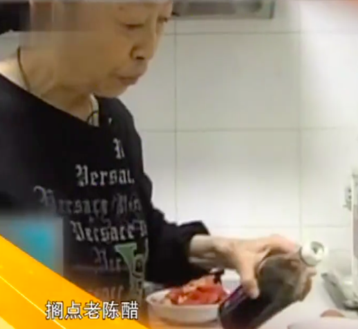 75岁张少华病逝，住院照曝光，双鼻插管手腕有淤青瘦成皮包骨
