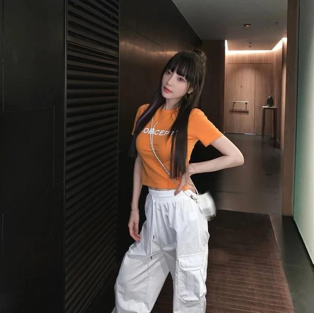 李小璐在卫生间喝奶茶晒美照 网友：什么怪癖？