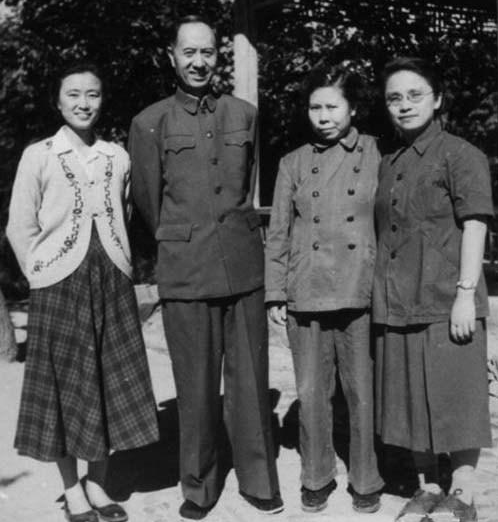 此开国中将活了102岁，晚年感叹：多亏主席的一碗牛肉，救了我